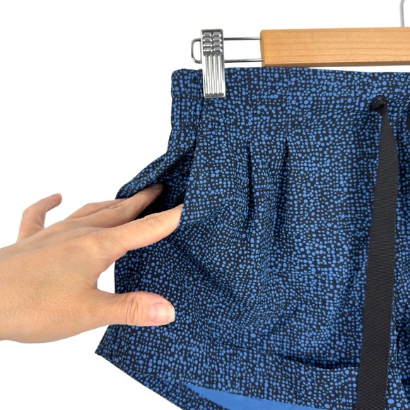 Lululemon Spring Break Away Short II Pleated Cuffed Blue and Black Print Size 6 - Picture 4 of 16